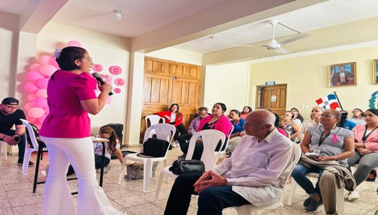 Charla comunitaria con decoración rosa