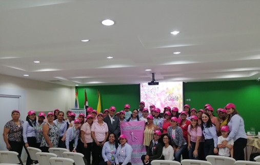 Grupo en campaña de concientización rosa