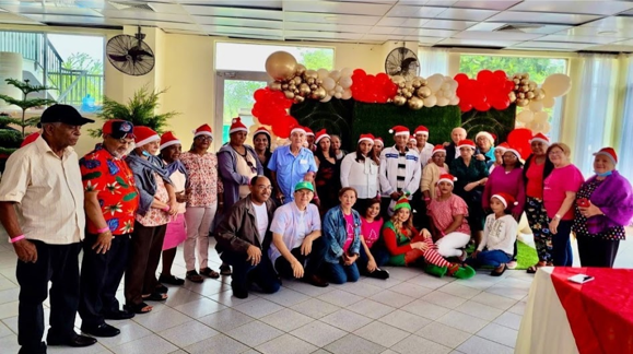 Gran grupo en fiesta navideña con gorros de Santa