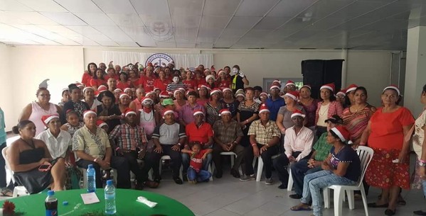 Grupo festivo con gorros navideños