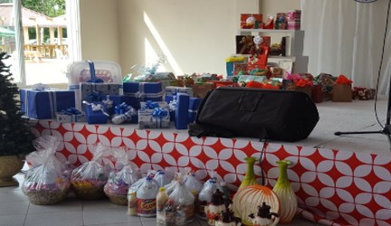 Escenario con regalos navideños