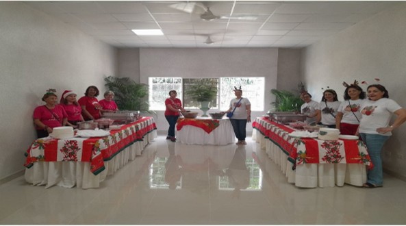 Mesas de buffet decoradas para la fiesta