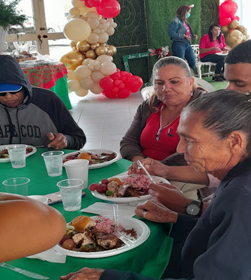 Familias disfrutando la cena navideña