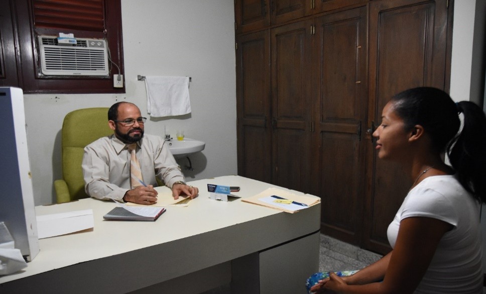 Consulta médica entre doctora y paciente
